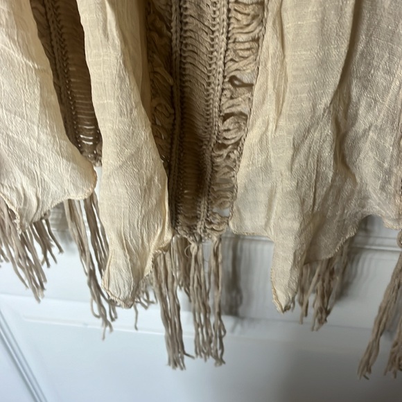 NWT. Coco & Carmen tan and cream, crochet bohemian poncho with tassels. - Picture 4 of 7